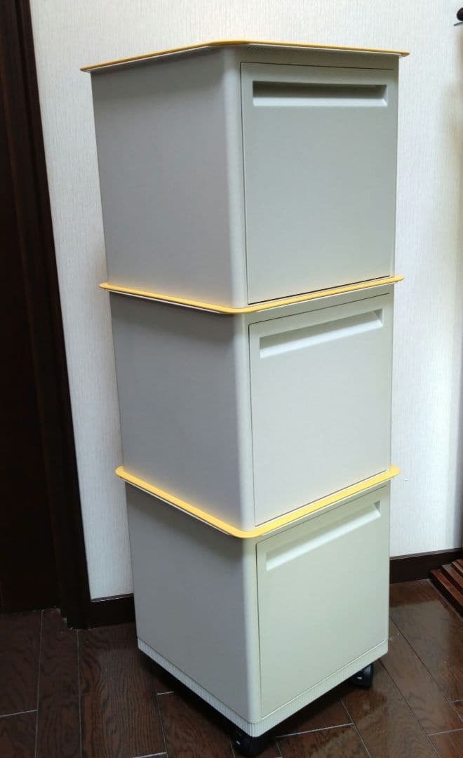 タッパーウェア　 マルチオーガナイザー　ドア付き3段　＋　キャスター付パレット