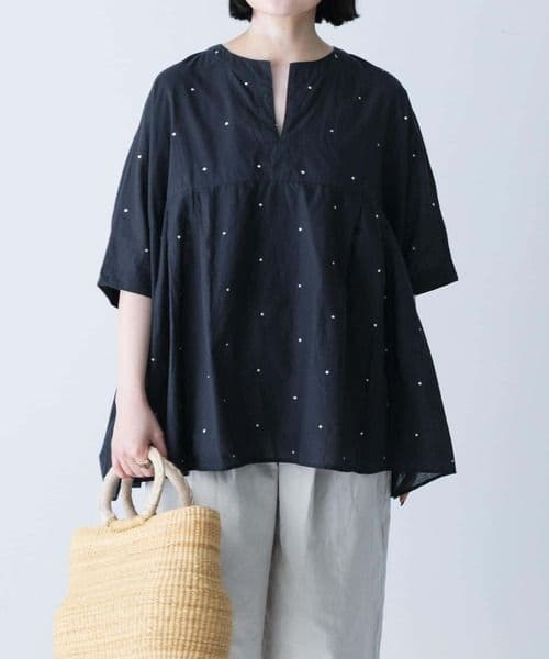 かぐれ　ドット刺しゅうワイドプルオーバー