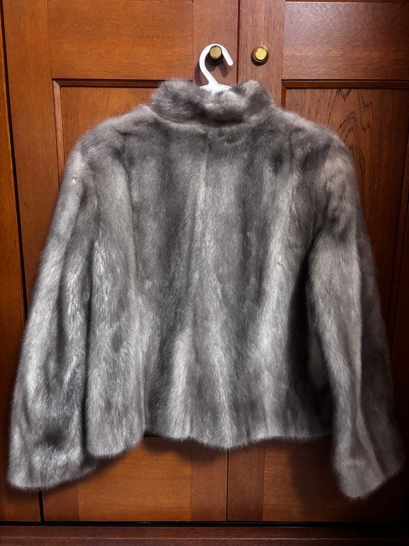 サファイアミンク風 毛皮ジャケット グレー ショート丈 裏地スカーフ柄風 馬柄