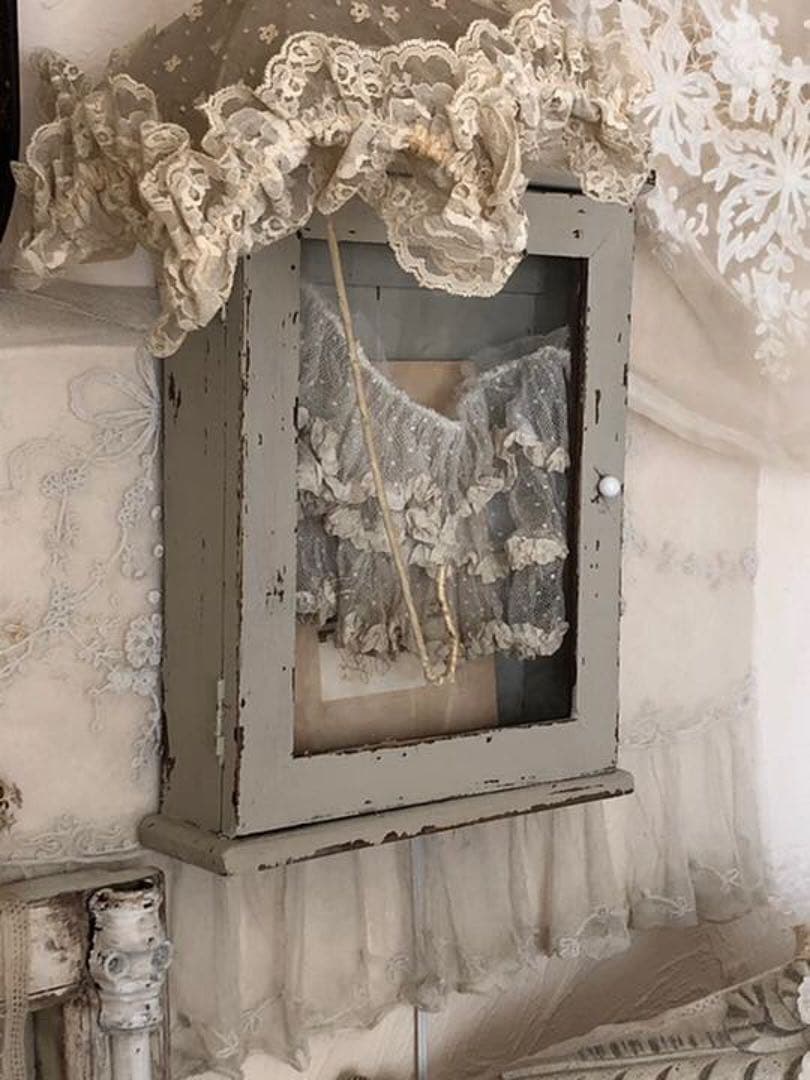 アンティークミルクガラスハンドルのウォールキャビネット　棚