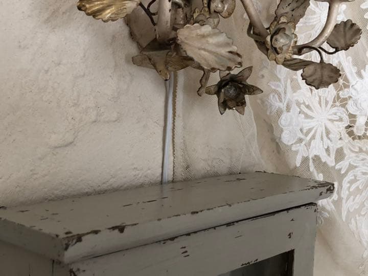 アンティークミルクガラスハンドルのウォールキャビネット　棚