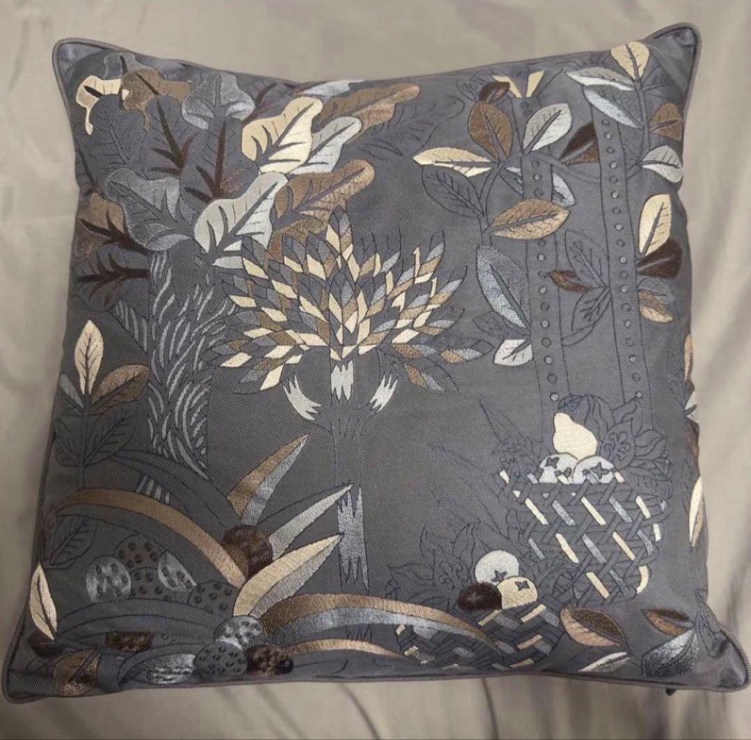 HERMES エルメス 新品 刺繍 クッション 2点セット《1つタグ付き》