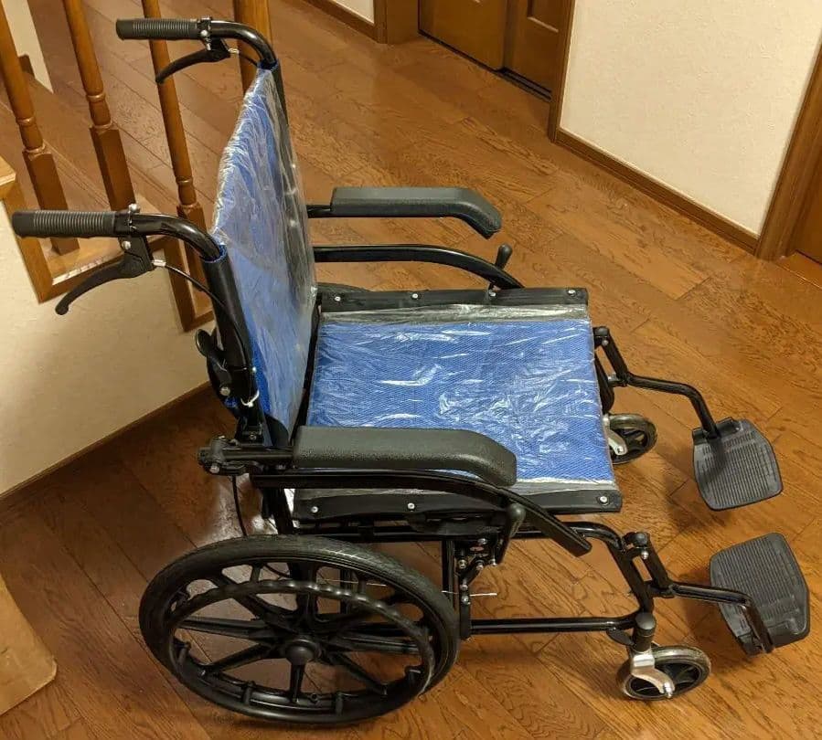 新品 車いす 軽量 自走用/介助用 折りたたみ ブレーキ付き ノーパンク 車椅子