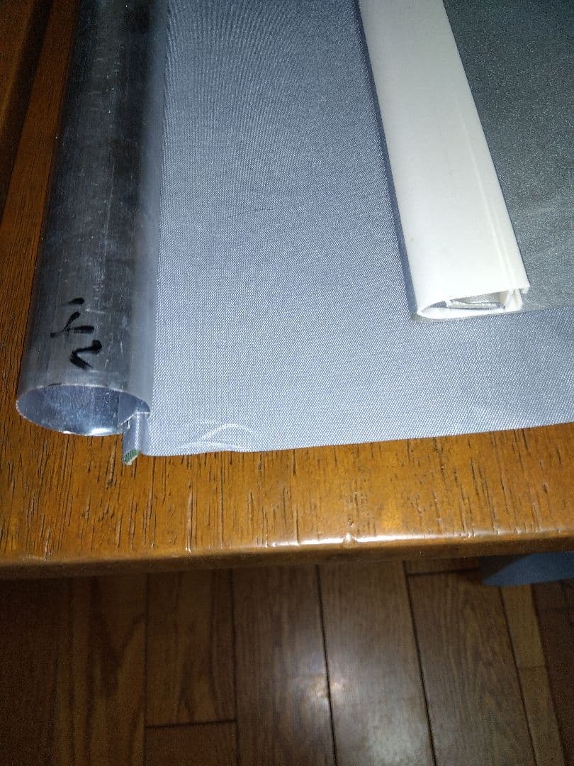 模擬出品　巻取りなしのロールスクリーン　グレー色（購入不可）