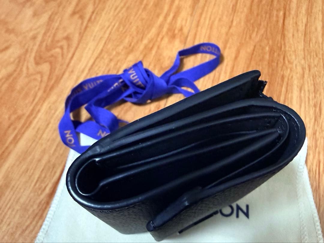 ルイヴィトン ポルトフォイユパイロット ブラック 三つ折り財布