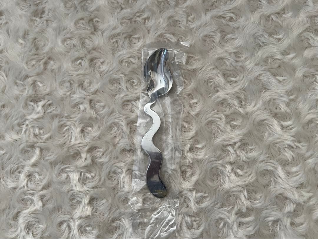 グラフィックデザイナー福田繁雄　カトラリー　福田繁雄デザインスプーン〈くねくね〉