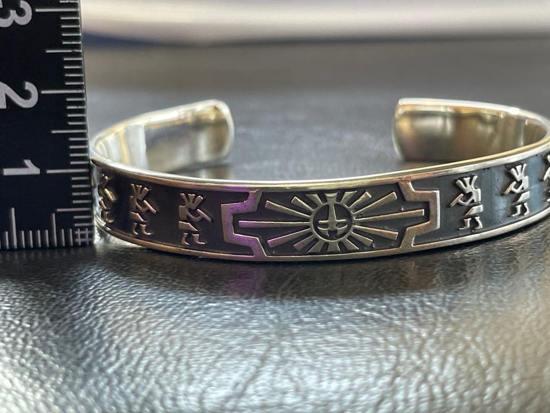 サンフェイス ココペリ925シルバー 彫刻入りバングル インディアンジュエリー