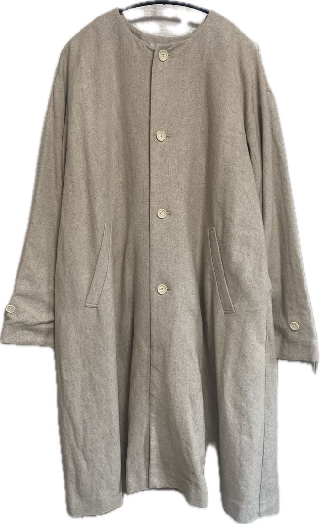 ベージュ ロングコート ボタン付き