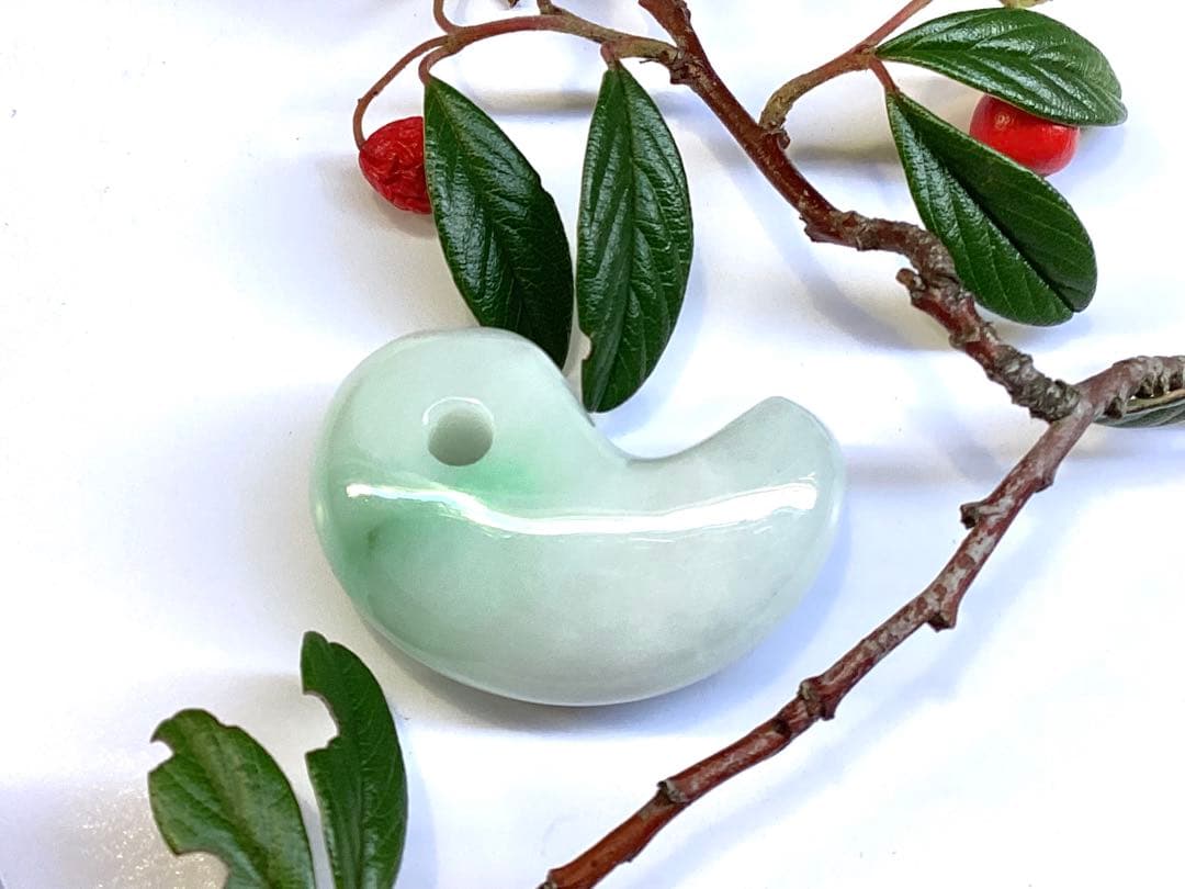 ✳ premium一流の勾玉‼️格上の糸魚川翡翠‼️味身色合い抜群　淡いラベンダー