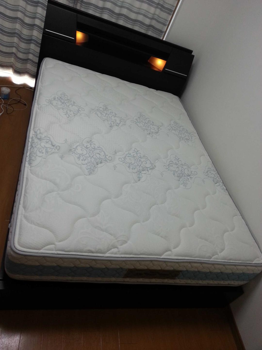 海外赴任のため,ベッドフレーム+マットレスを売ります。交渉可能。