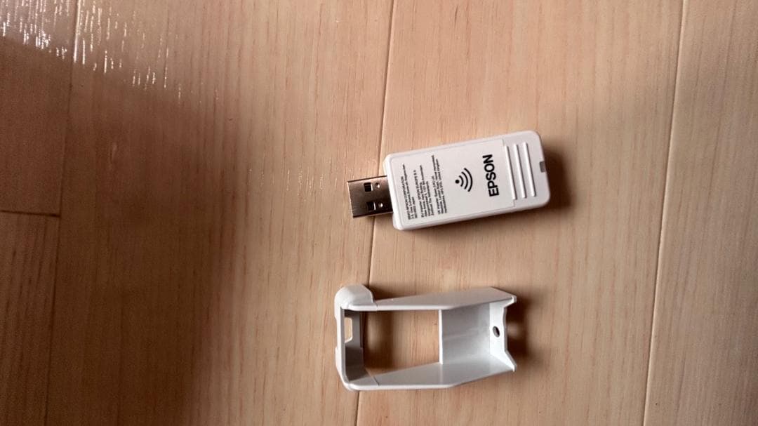 エプソンプロジェクター、三脚・ケース・ワイヤレスユニット付き