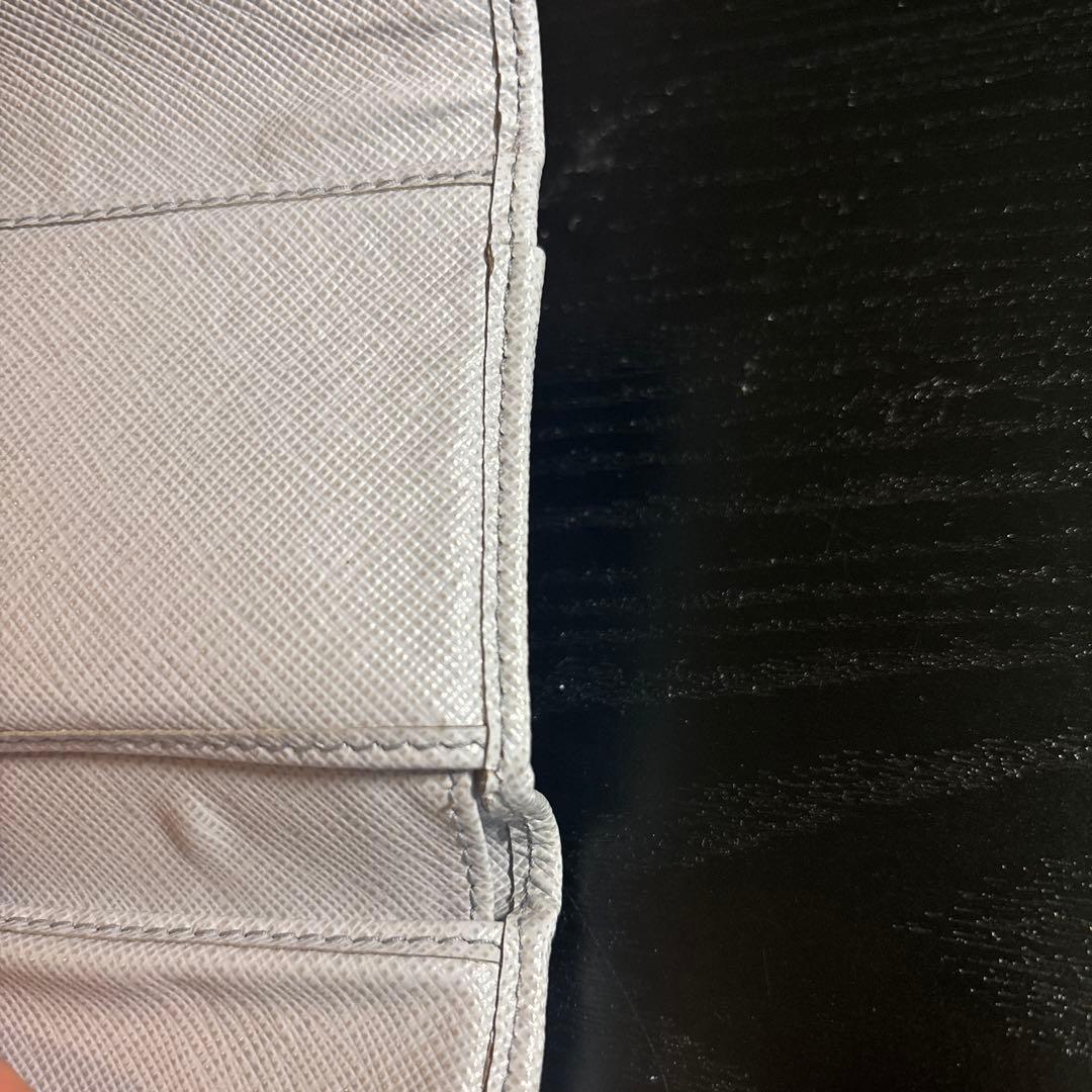 プラダ サフィアーノ トライアングル レザー コンパクトウォレット パープル