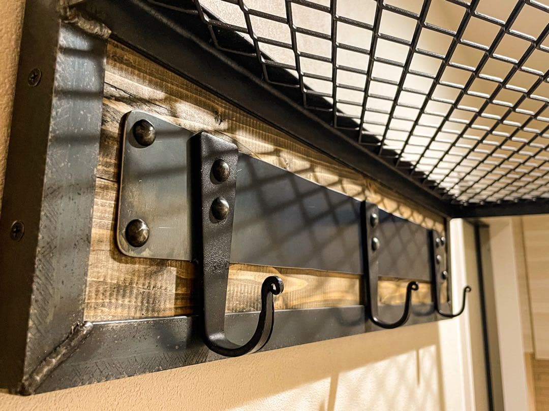 アイアンウォールラックＡ　上着掛け　壁掛け　玄関収納　シェルフ　アイアン家具