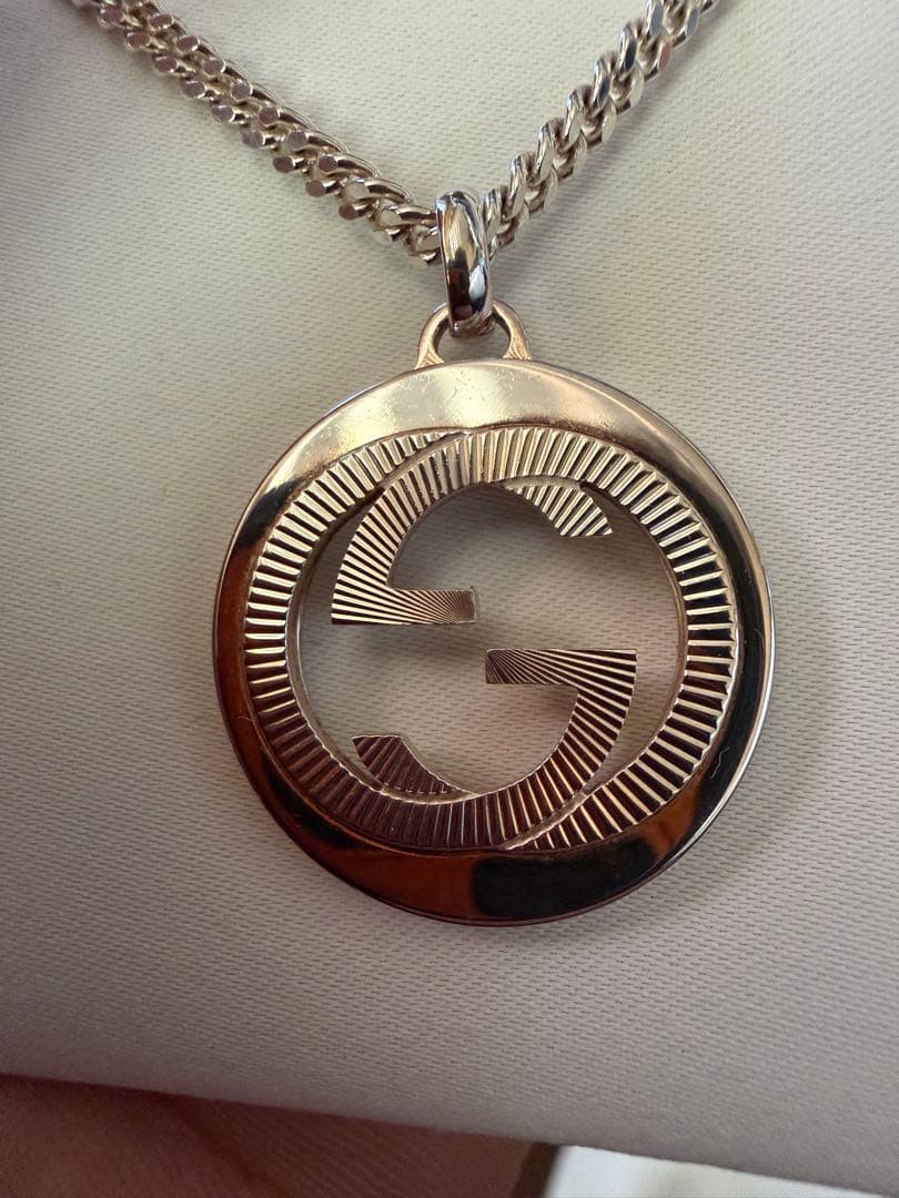 シルバーのGUCCIロゴペンダントネックレス、カーブチェーン