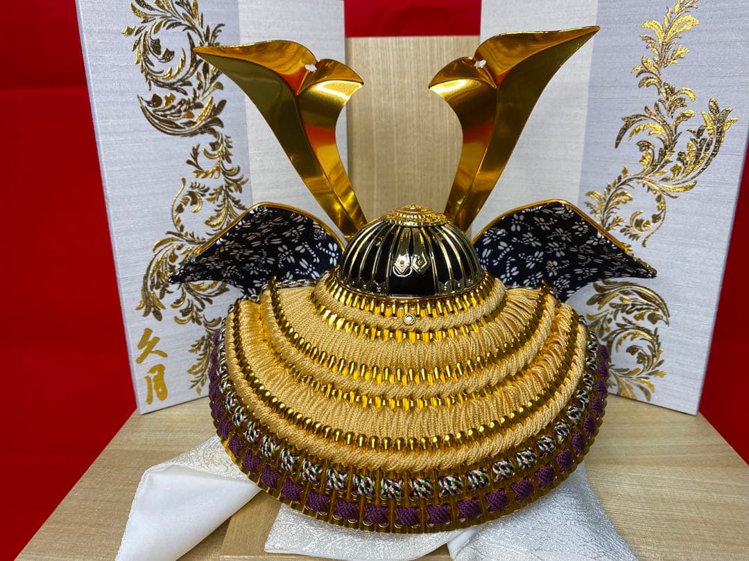 東京久月　五月人形　家紋付き正絹糸織兜飾り白木収納セット