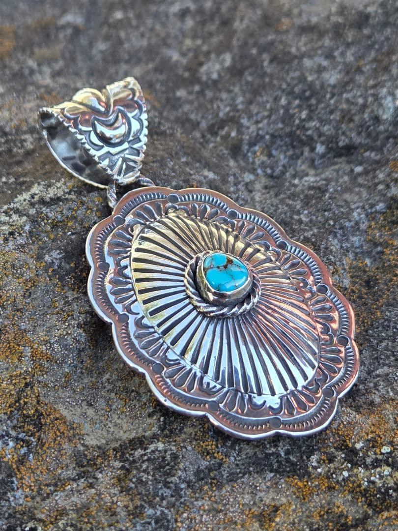 リポウズ　スタンプワーク　コンチョ　ペンダント　インディアンジュエリースタイル