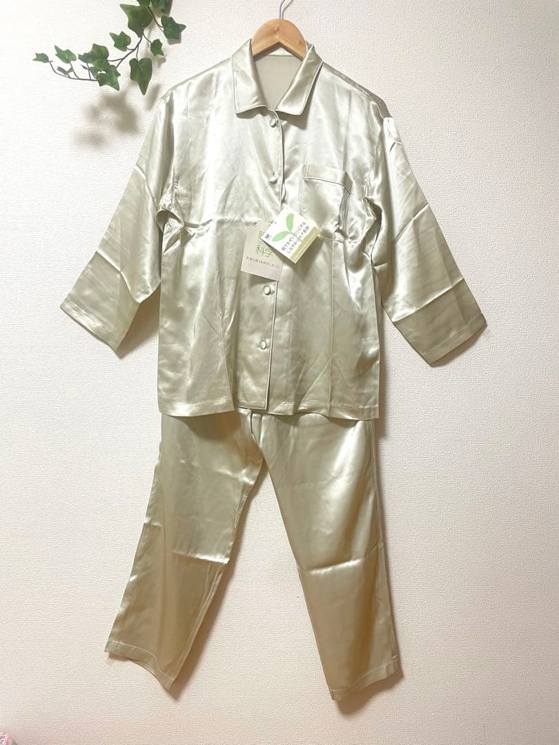 【新品未使用❣️】ワコール シルク パジャマセット（クリーム色）