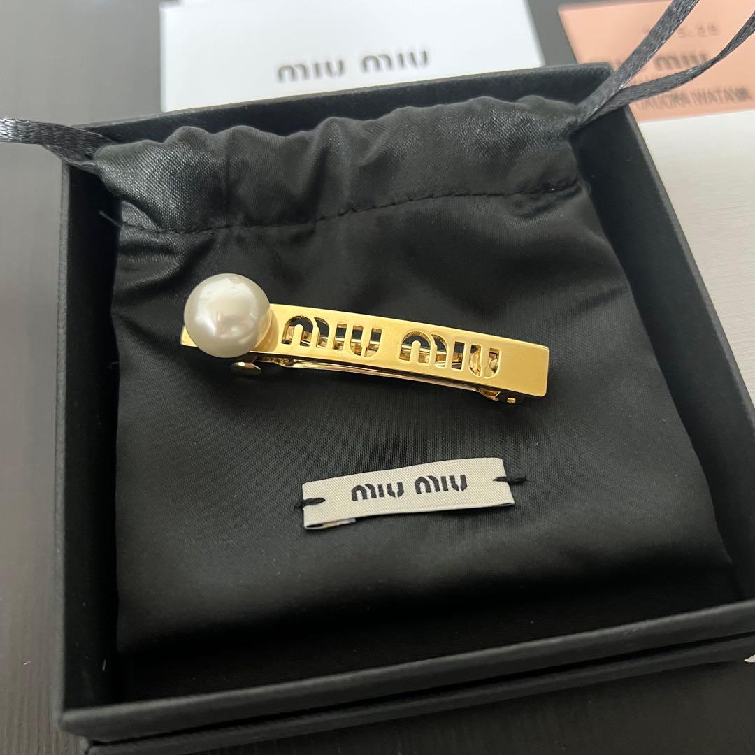 miu miu ロゴ入りパールヘアピン
