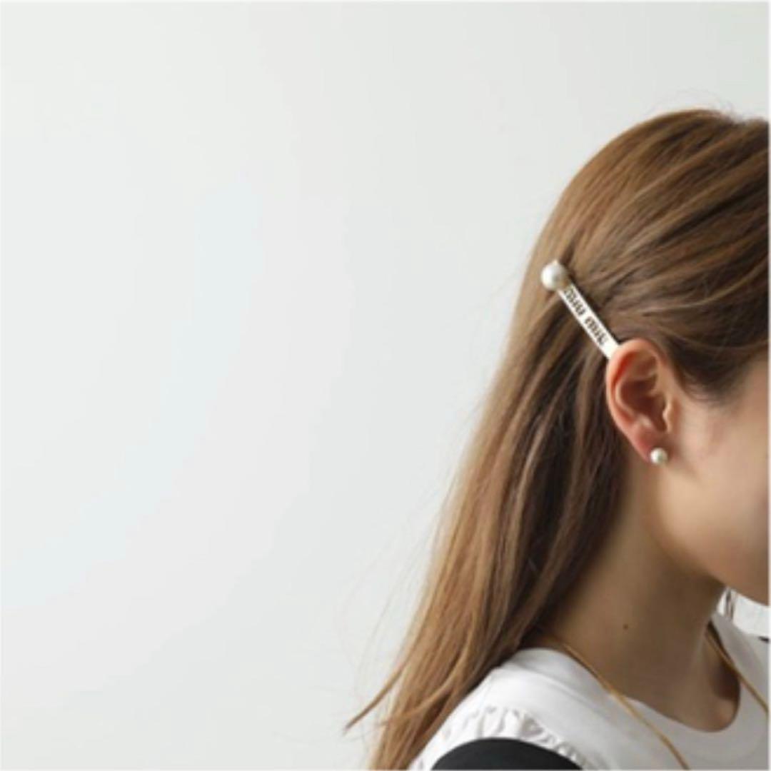 miu miu ロゴ入りパールヘアピン