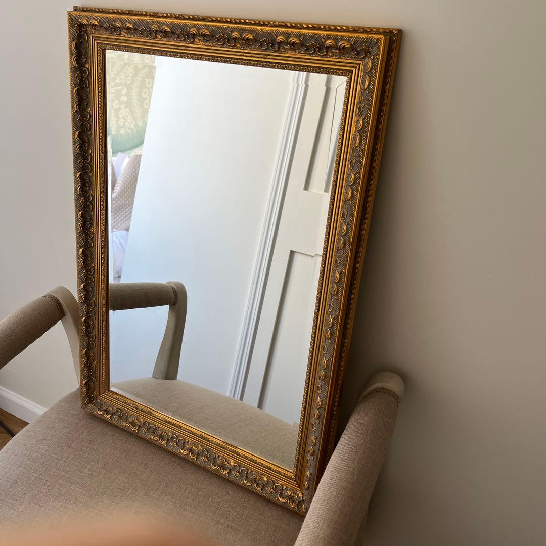 アンティーク仕上げの、エレガントなウォールミラー