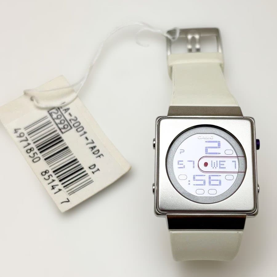 希少 CASIO FUTURIST アイボリー LA-2001 デジタル 腕時計