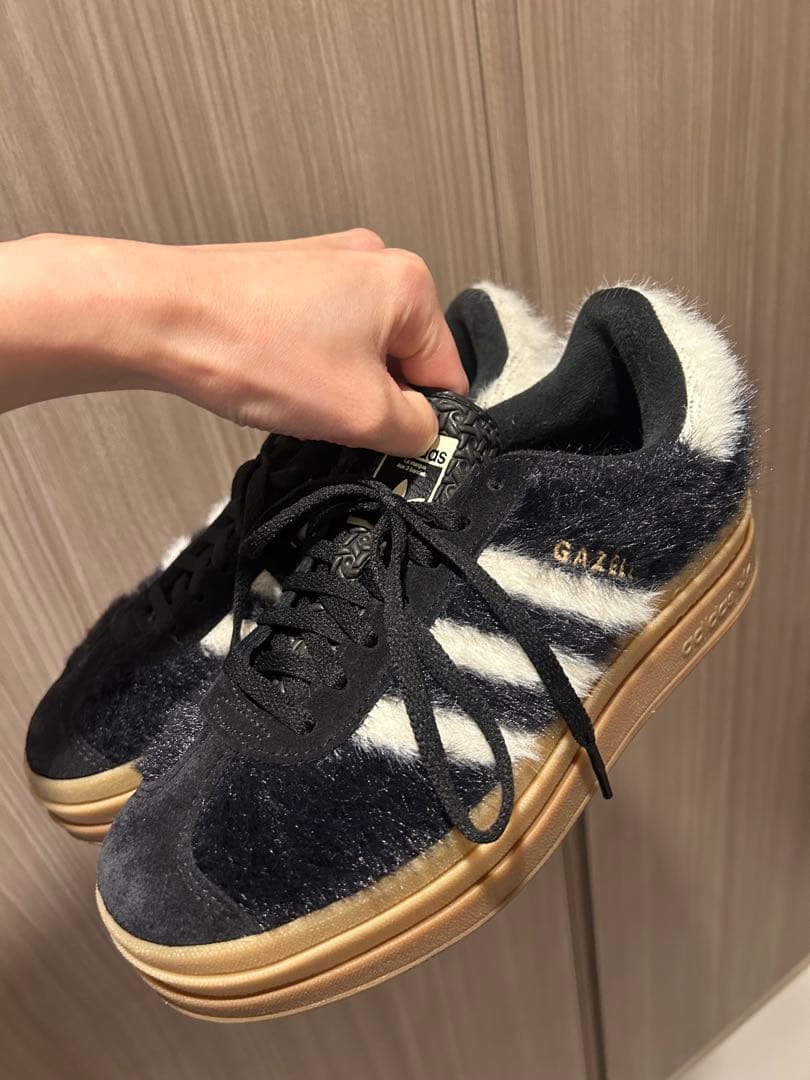 hmn adidas Gazelle ファー スニーカー 黒/白