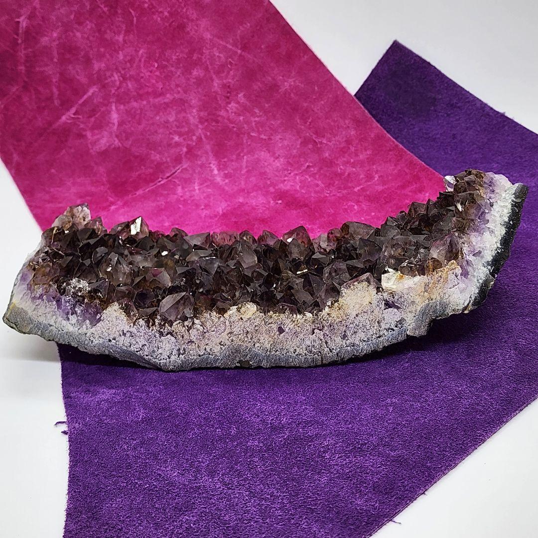 希少カコクセナイト入りアメジストクラスター 天然石置物 木製専用スタンド付き