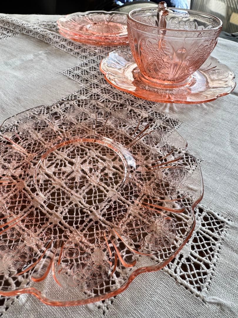 アメリカンデプレッショングラス、チェリーブロッサムカップ・ソーサー3客セット