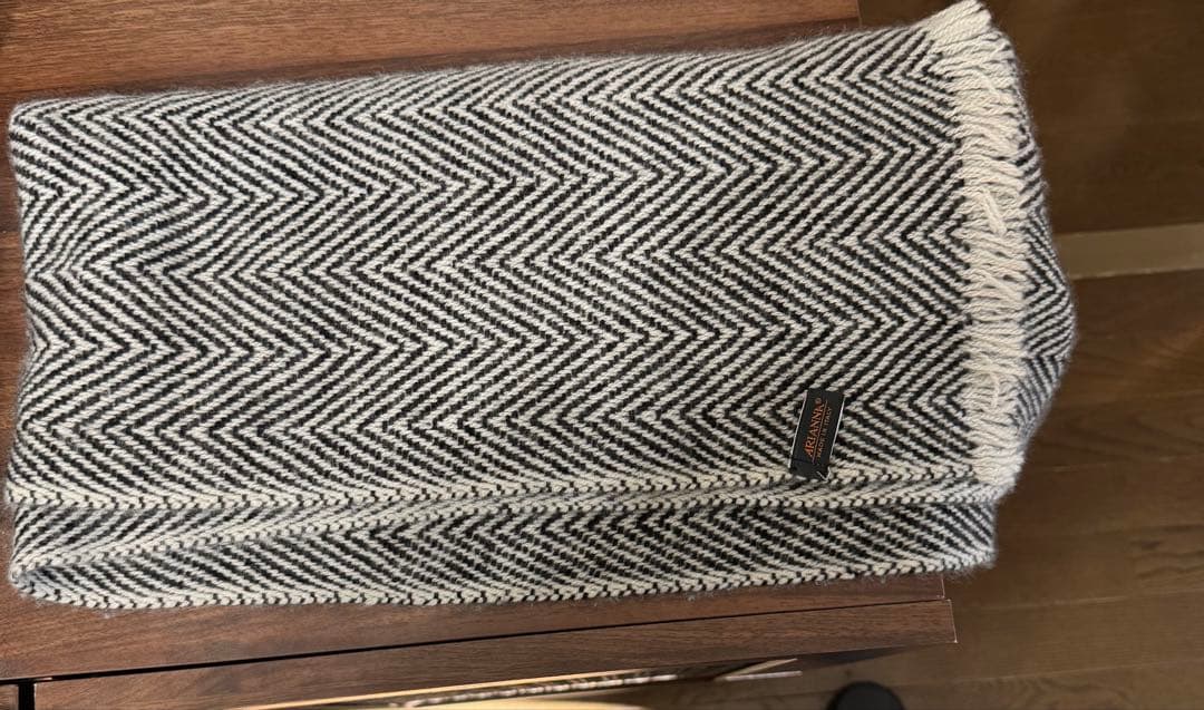 ARIANNA ヘリンボーンマフラー ブラックホワイト　ふわふわ素材