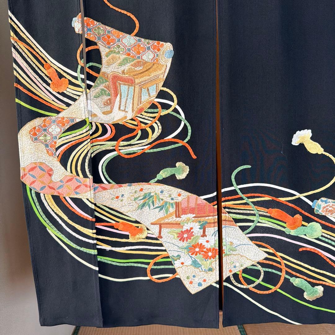 華やかな刺繍の黒いのれん、着物素材、ゴージャスな暖簾のれん！