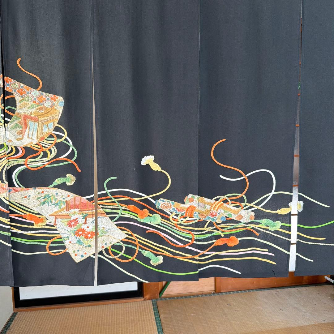 華やかな刺繍の黒いのれん、着物素材、ゴージャスな暖簾のれん！