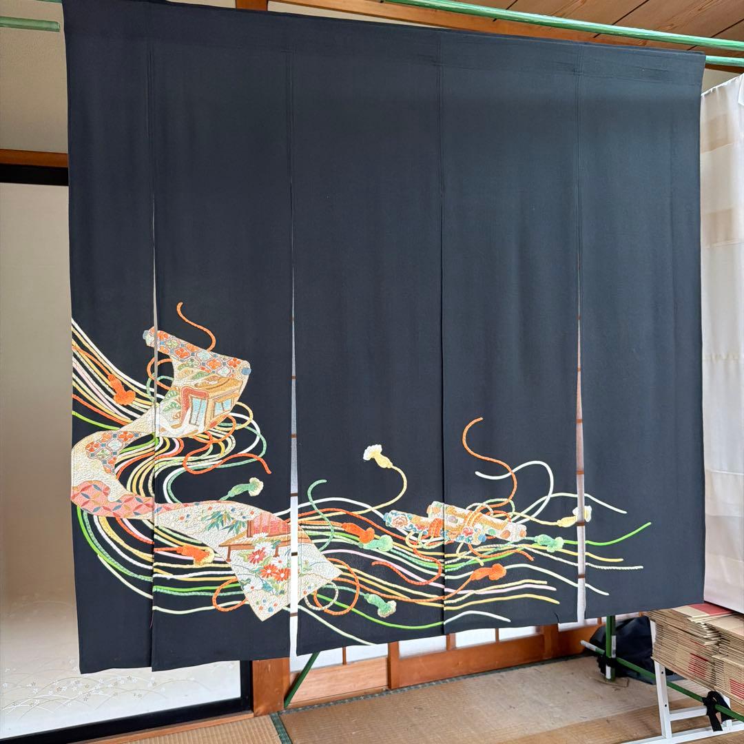 華やかな刺繍の黒いのれん、着物素材、ゴージャスな暖簾のれん！