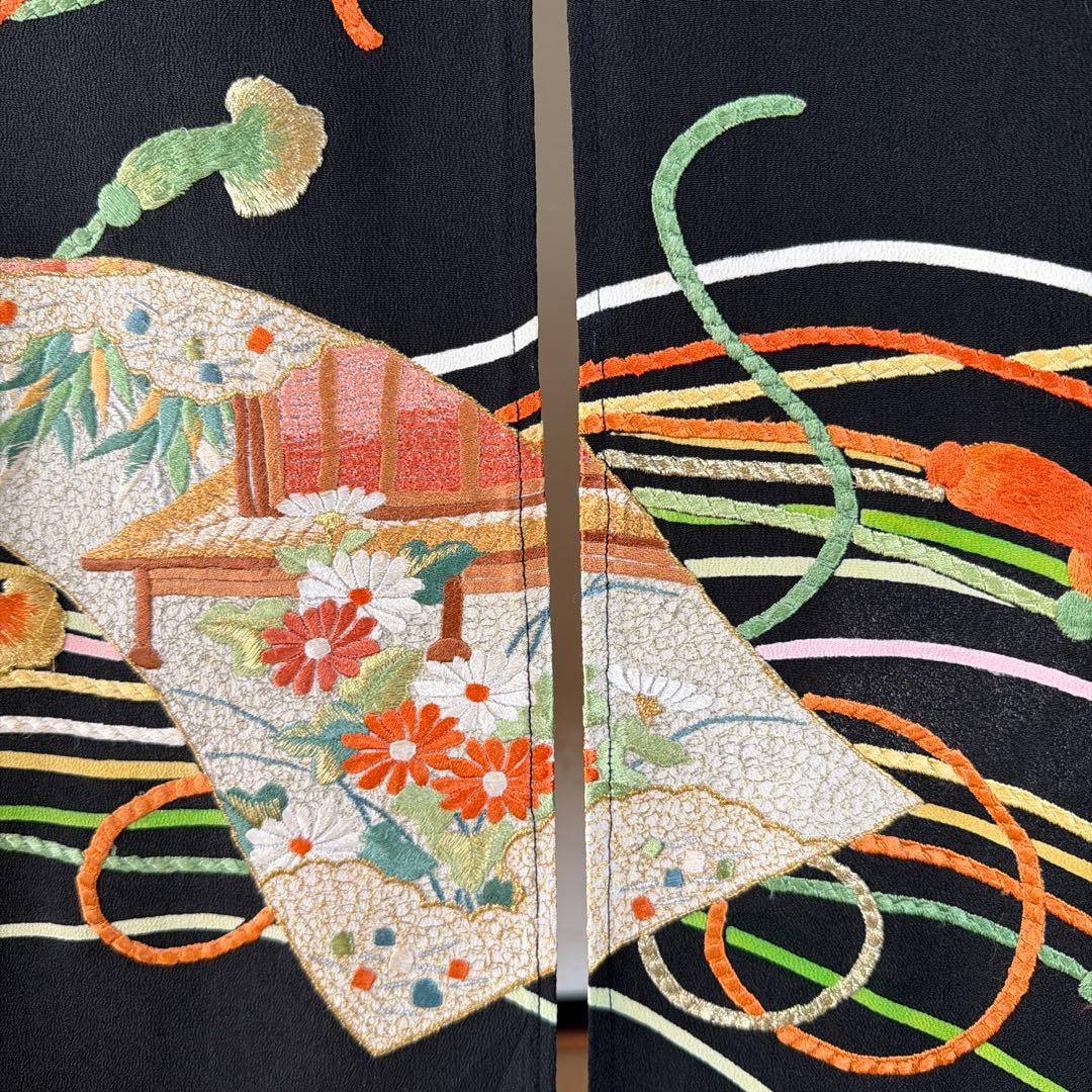 華やかな刺繍の黒いのれん、着物素材、ゴージャスな暖簾のれん！