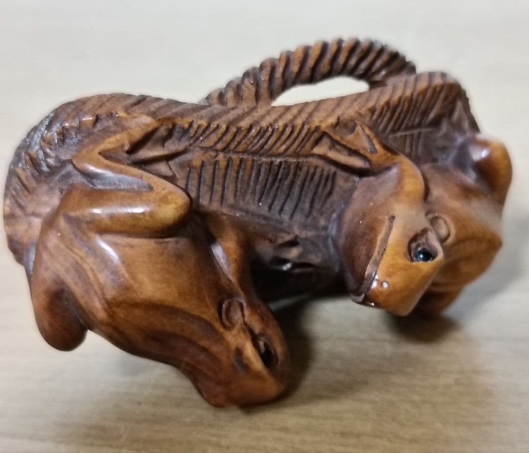 己山銘 木彫 草履に蛙一対根付　木箱付　根付　提物