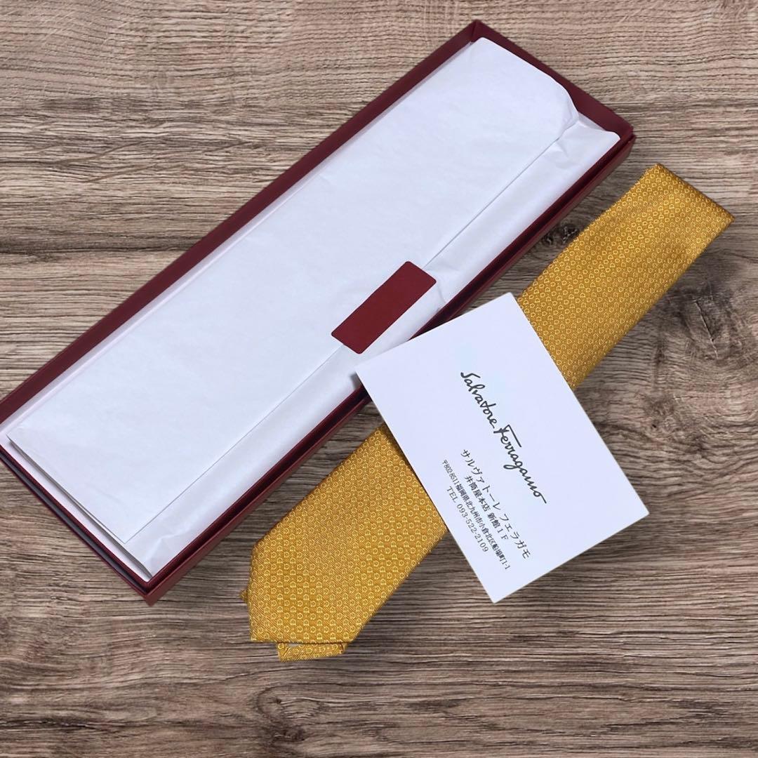 未使用　Salvatore Ferragamo　フェラガモ　ネクタイ シルク　黄