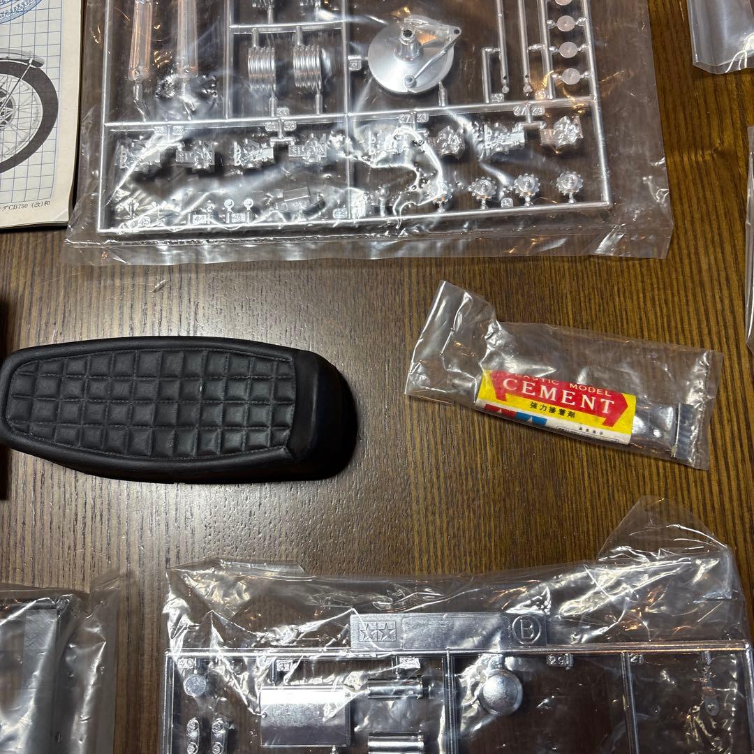 タミヤ　オートバイ　プラモデル　1/6スケール　ホンダ　CB750 FOUR