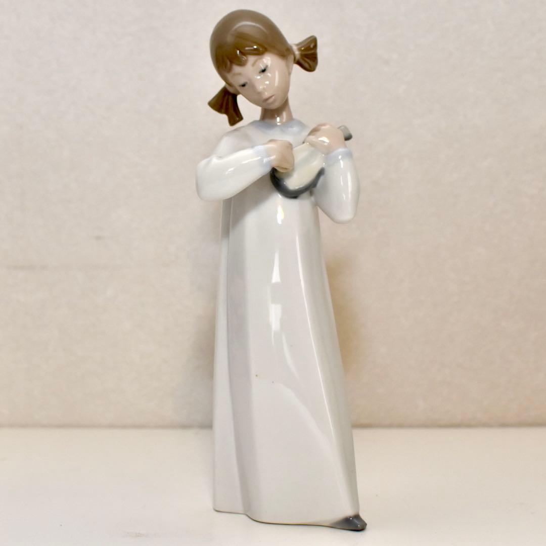 LLADORO ウクレレを弾く少女