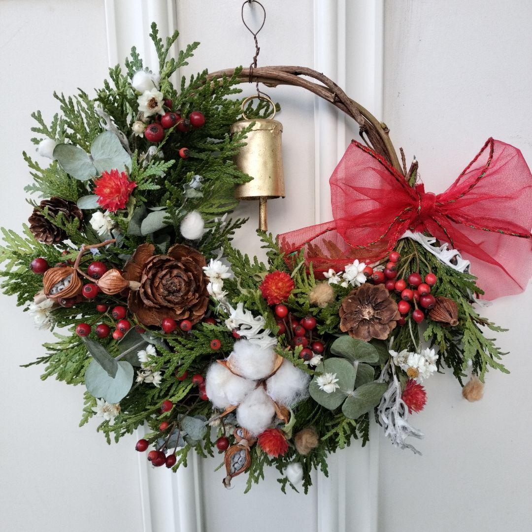 カウベルの優しい音色　コニファーと赤い実のドライフラワークリスマスリース