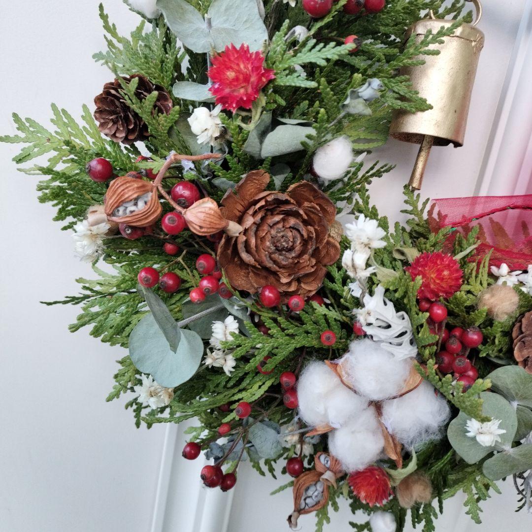 カウベルの優しい音色　コニファーと赤い実のドライフラワークリスマスリース