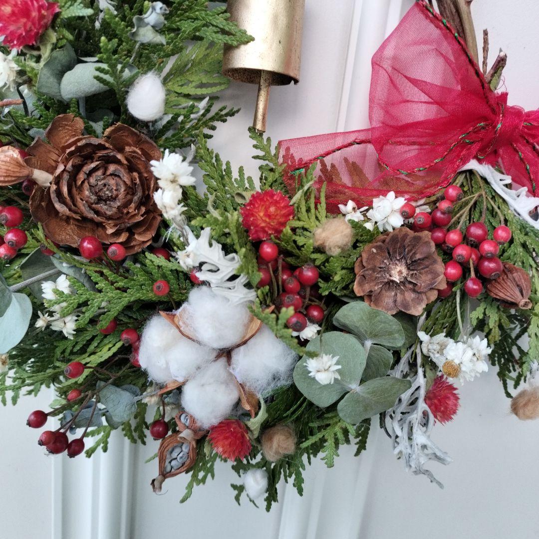 カウベルの優しい音色　コニファーと赤い実のドライフラワークリスマスリース