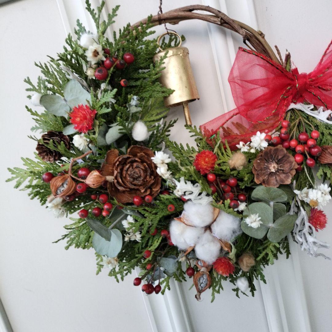 カウベルの優しい音色　コニファーと赤い実のドライフラワークリスマスリース