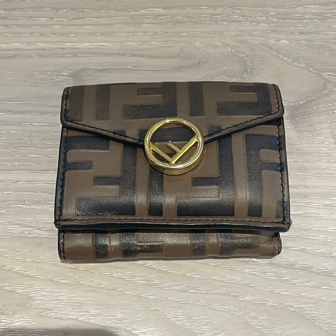 フェンディ マイクロ トリフォールド ウォレット ブラウン 折り財布 ズッカ柄
