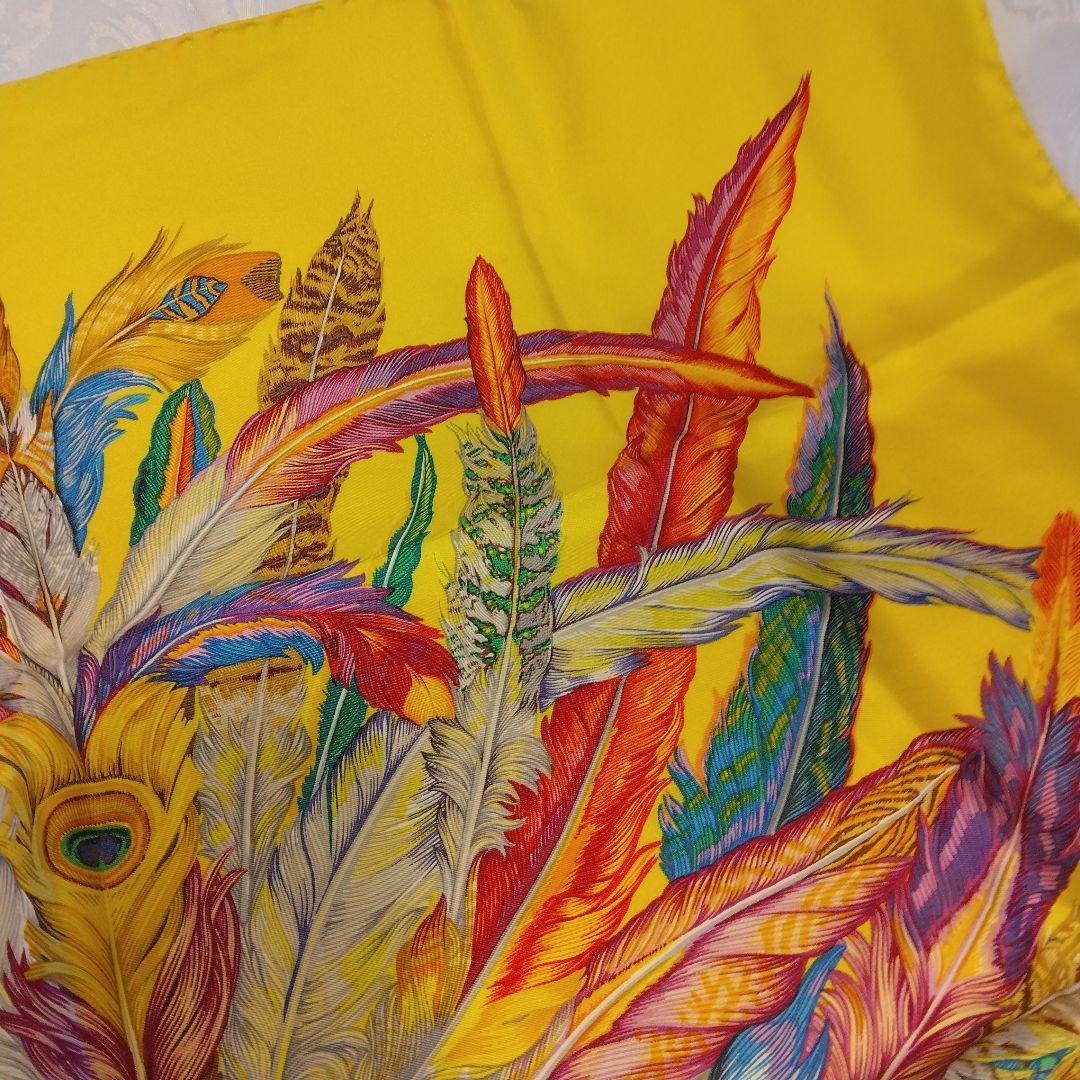 GUCCI グッチ　カラフル羽根のモチーフ　イタリア製 シルクスカーフ　黄色