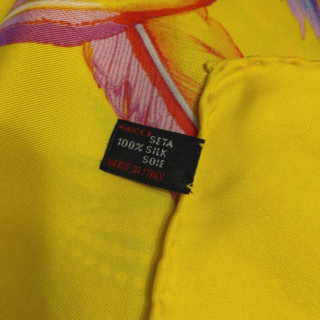 GUCCI グッチ　カラフル羽根のモチーフ　イタリア製 シルクスカーフ　黄色