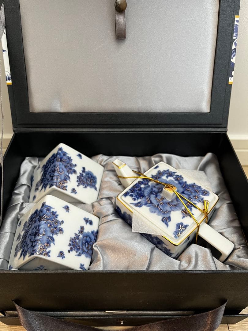 青い花柄の茶器