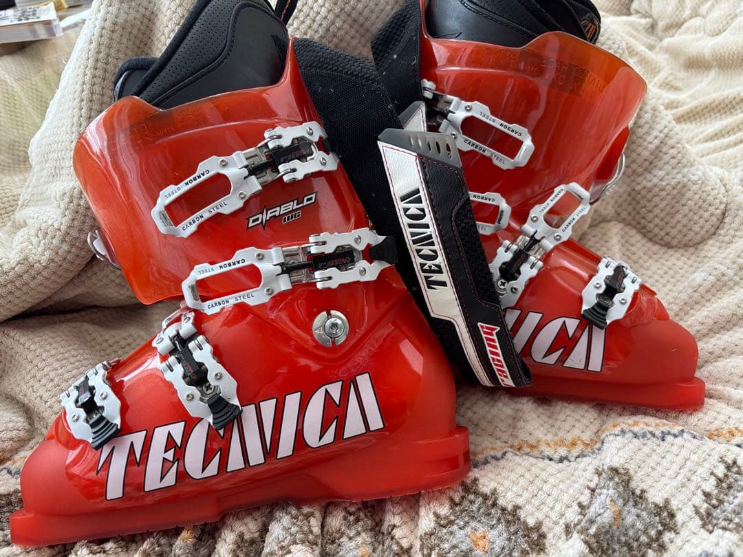 ほぼ新品　TECNICA DIABLO スキー用ブーツ　レーシング