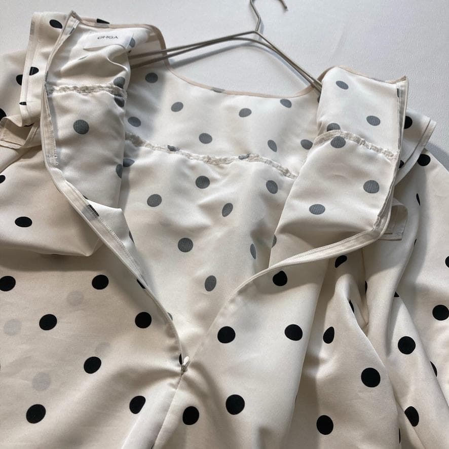 【なな】OHGA　キャンディードットフリルブラウス 洗える M アイボリー