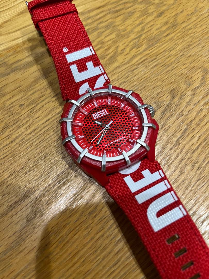 DIESEL レッド 腕時計 ソーラー電池