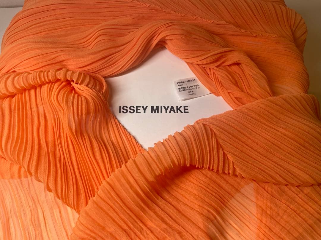 【新品未使用】ISSEY MIYAKE イッセイミヤケ オレンジ ストール