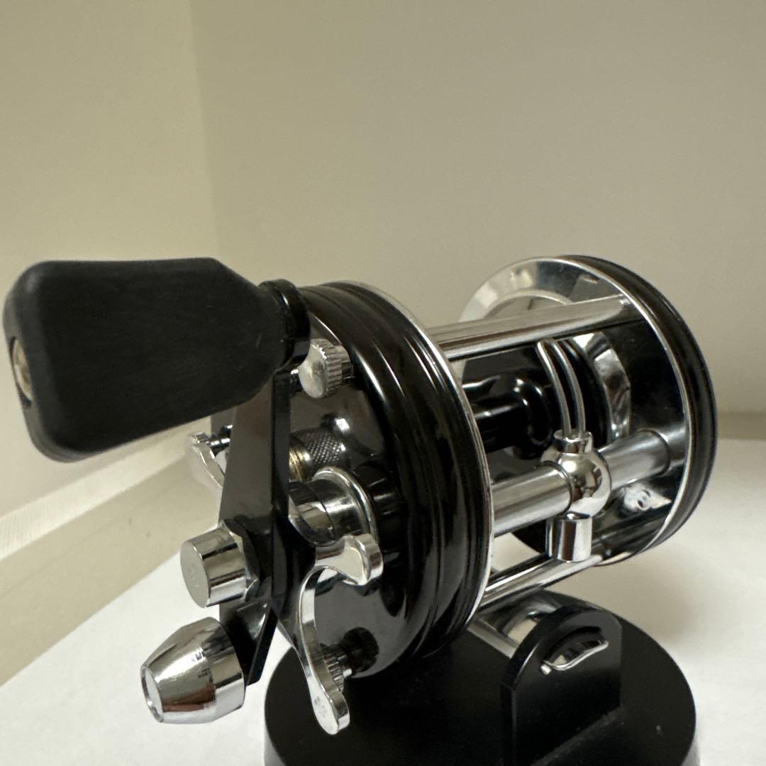 Ambassadeur 6000cベイトリール 黒と銀